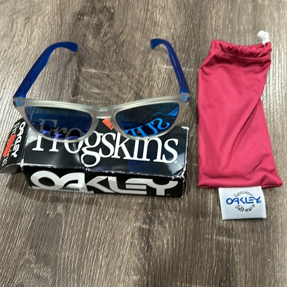 Vintage Oakley Frogskins Sunglasses - Picture 9 of 14